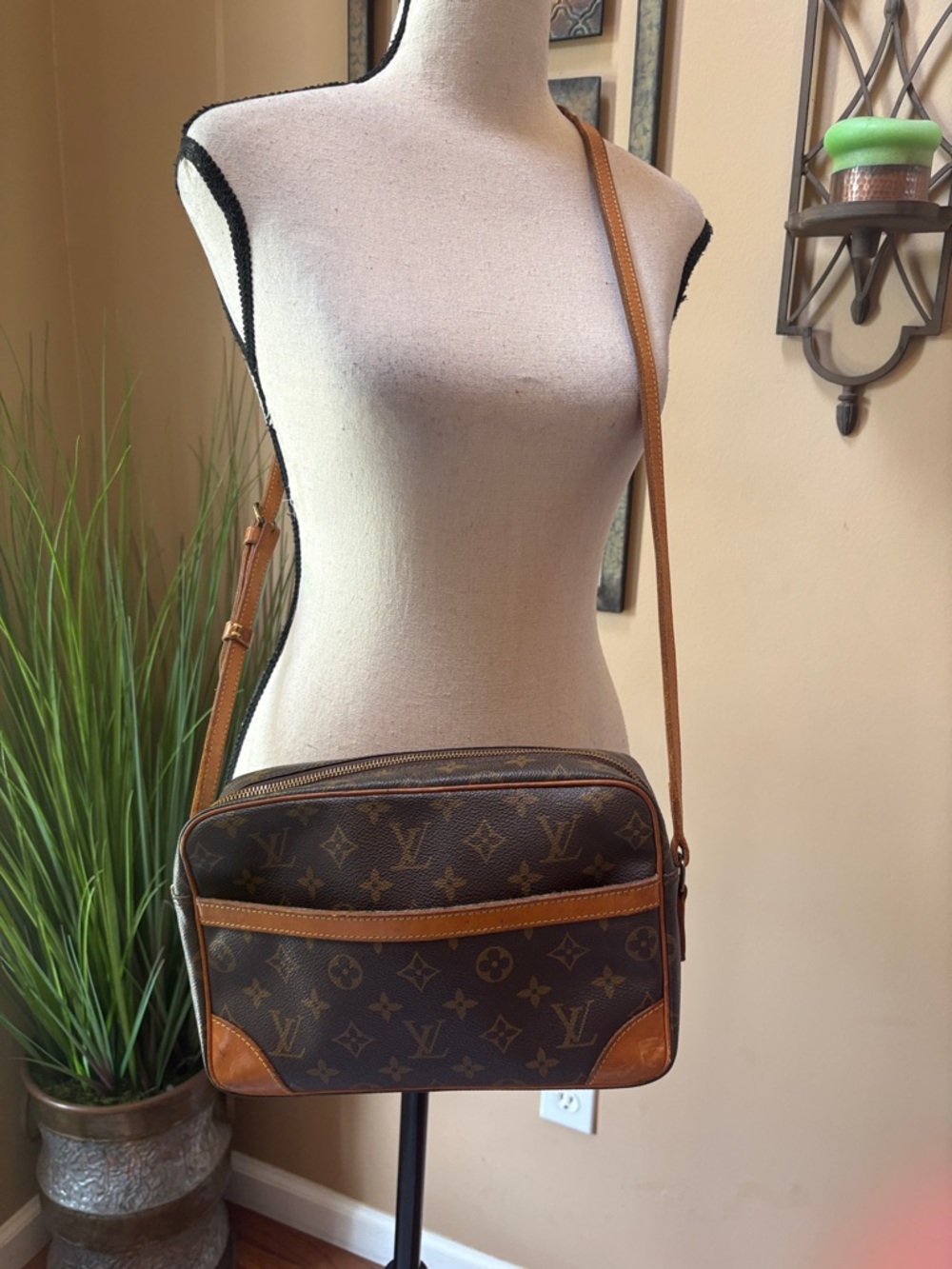 Vintage Louis Vuitton Trocadero 27 Monogram Crossbody